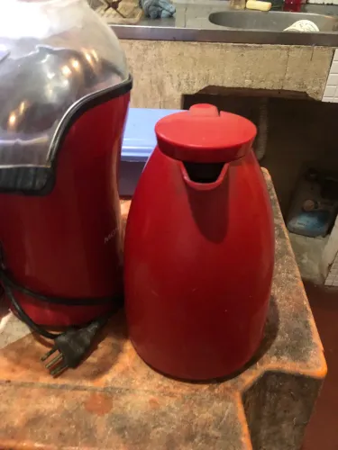 Garrafa de café vermelha