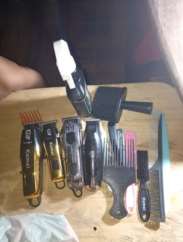 Vendo matérias pra barbearia 2 cadeiras 4 máquinas 1 espelho grande toca pra fazer luzes 