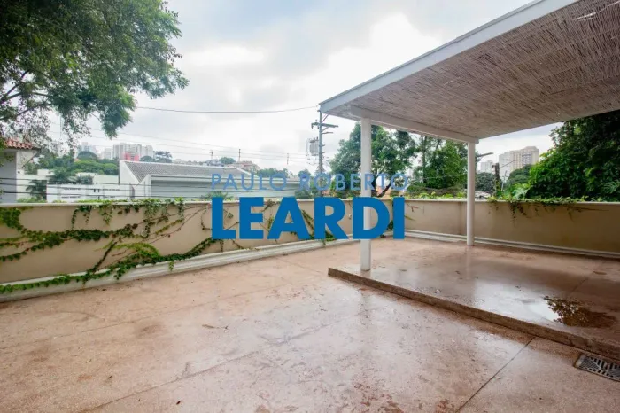 CASA ASSOBRADADA - PACAEMBÚ - SP