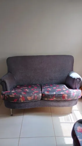 CONJUNTO DE SOFÁ DE 2 LUGARES E POLTRONA