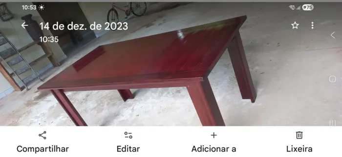 Mesa de madeira Jacarandá, medindo 1.80 m, comprimento 90 cm e 75 cm de altura. Valor 350.