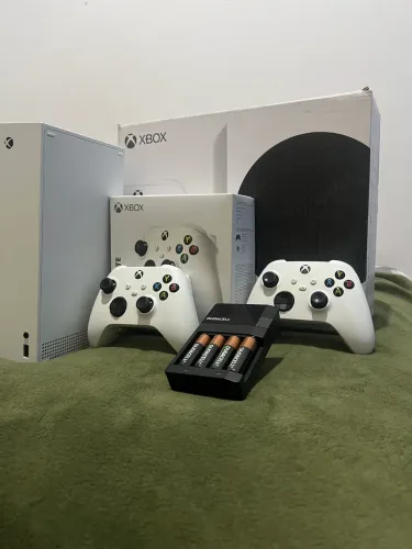 Xbox Series S 512GB + 2 Controles Originais + Caixa + Kit de Pilhas Recarregáveis