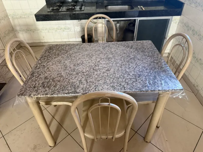 Mesa com Tampo Granito 1,10 x 0,75 e Balcão