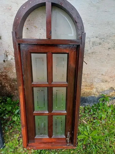 Janela capelinha em madeira maciça