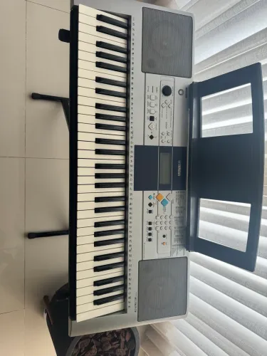 Teclado Yamaha PSR-E323