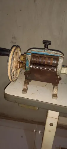 Máquina de Costura Coluna Ivomaq CI 3000 + Balancim Graziano + Frisadora de Couro