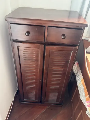 Estante de madeira com 2 portas e 2 gavetas