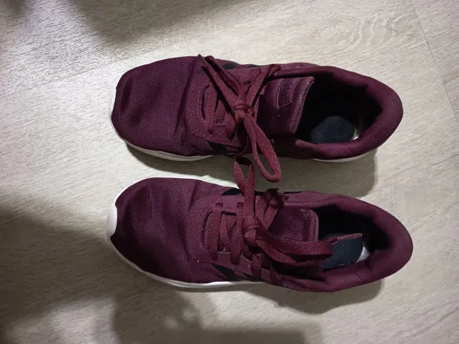 Tênis Adidas 40 vinho + Brinde