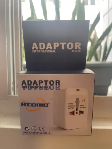 Adaptador de tomada universal. Excelente para viagem.