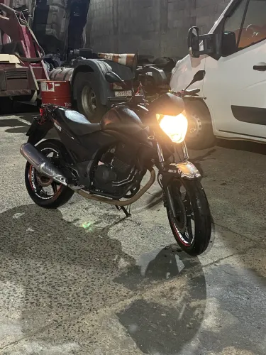 Vendo cb300r, só pega e andar quitada