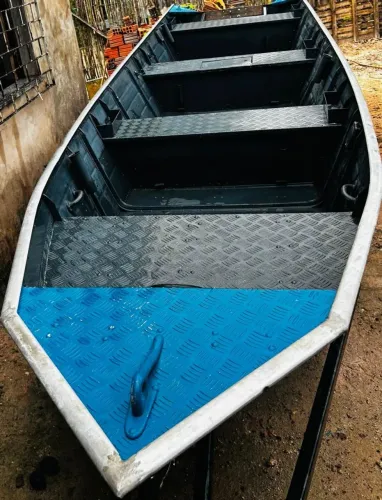 Barco Semichato 5,5m + Motor Toyama 6.5HP + Carretinha - Praticamente Novo!