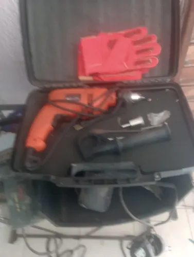 Furadeira de impacto Black Decker com maleta