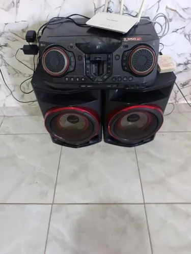 Vendo som LG Xboom 2 anos de usso pegando tudo