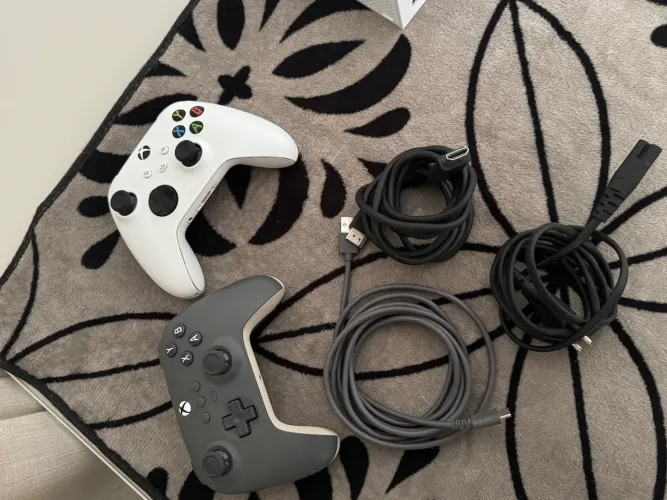 XBOX series s 512GB + com dois controles e com caixa em perfeito estado