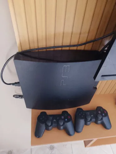 PS3 semi novo, com dois controles, cabo desbloqueado e com loja com vários jogos