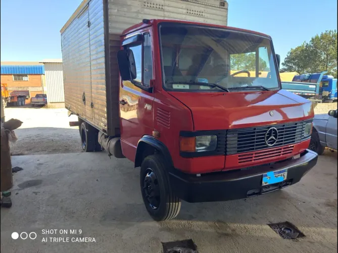MB 710 baú 4,5m a toda prova