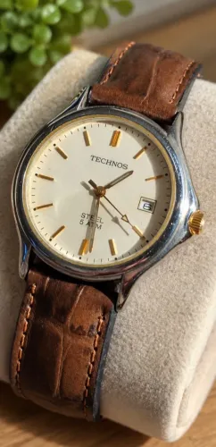 Relógio technos ( marcações banhadas a ouro ) 