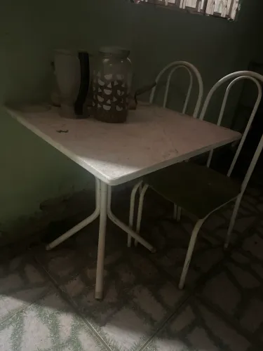 Mesa com tampo de granito muito barato.