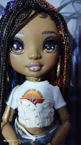 Boneca Vanessa rainbow high
