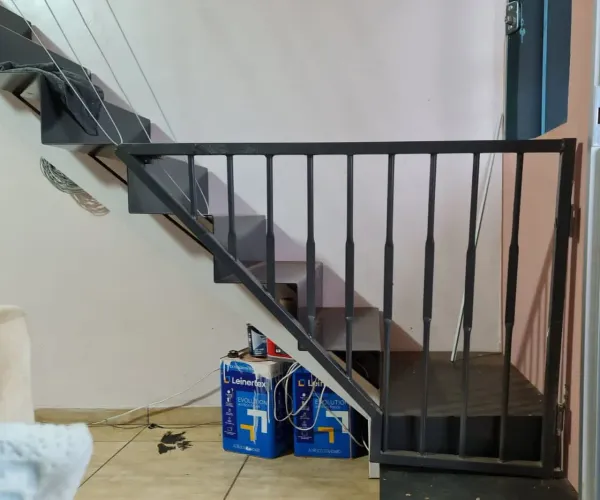 Grade de aço para proteção de escada