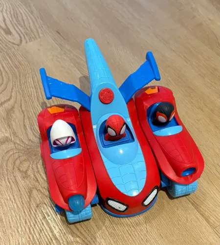 Conjunto de carro e motos do Spider-Man.