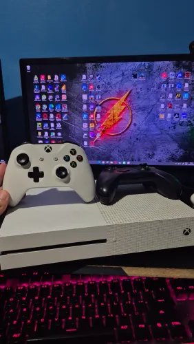 Xbox One S ( 2 controles e 2 jogos)