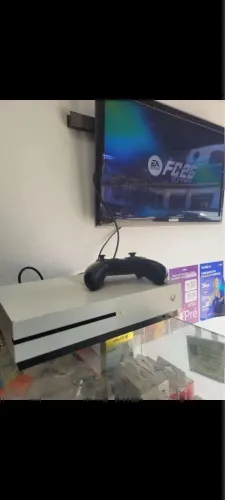 Xbox One S - 500gb + 1 HD de 500 - 1 manete R$950,00