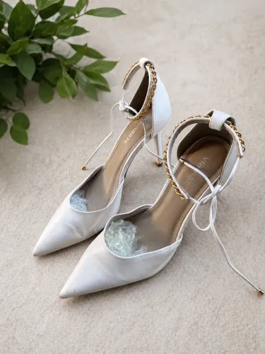 Scarpin Viamarte Branco com Corrente Dourada e Amarração - Tam. 38