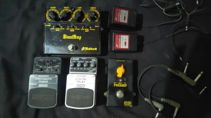 Lote pedais com fonte e cabo - hobbertt simulamp, bheringer delay, afinador e boost esi