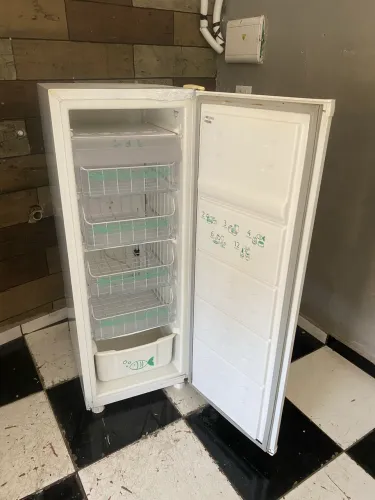 Vendo freezer pequeno 127 volts 166 litros funcionando perfeitamente