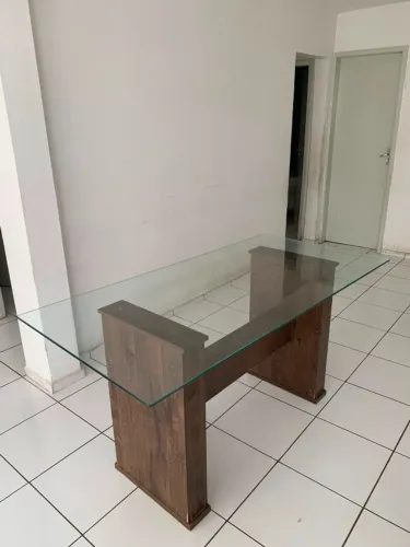 Mesa de Jantar com tampo de vidro e base em madeira