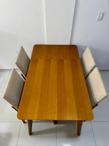 Mesa de Jantar em madeira maciça 1,35x0,80 com 4 cadeiras em madeira e tecido