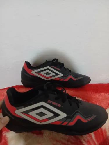 Chuteira seminova original da umbro prisma, numeração:36