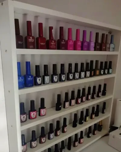 Expositor de esmalte e sugador de pó.