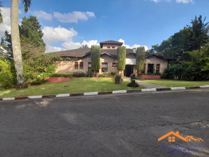 LINDA CASA EM CONDOMINIO FECHADO DE ARUJA!