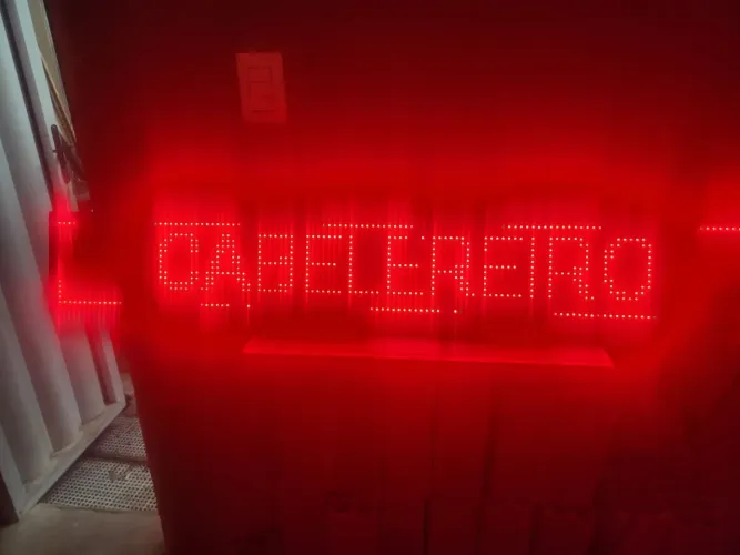 Placa Led com títulos para salão de beleza