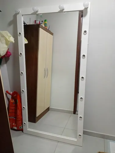 Espelho camarim chão com 16 bocais .