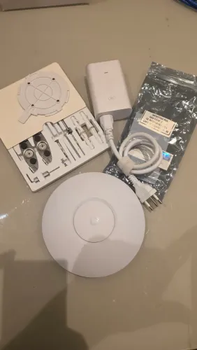 Access Point Ubiquiti UniFi 6 Plus (U6+) Wi-Fi 6 + Fonte PoE Inclusa
