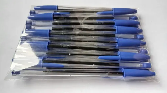 Caneta BIC Cristal 1.0 mm, cor única ou cores mistas: azul, preta. Pacote com 20 unidades.