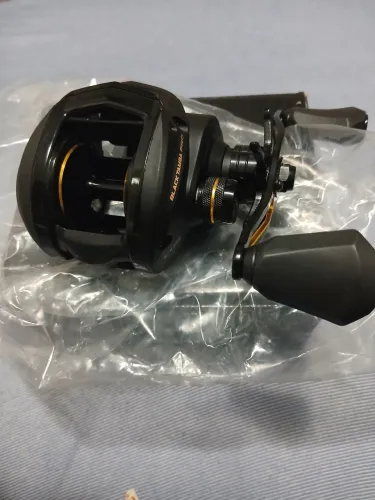 Vendo carretilha black tamba pro na caixa nunca usado(lado direito).