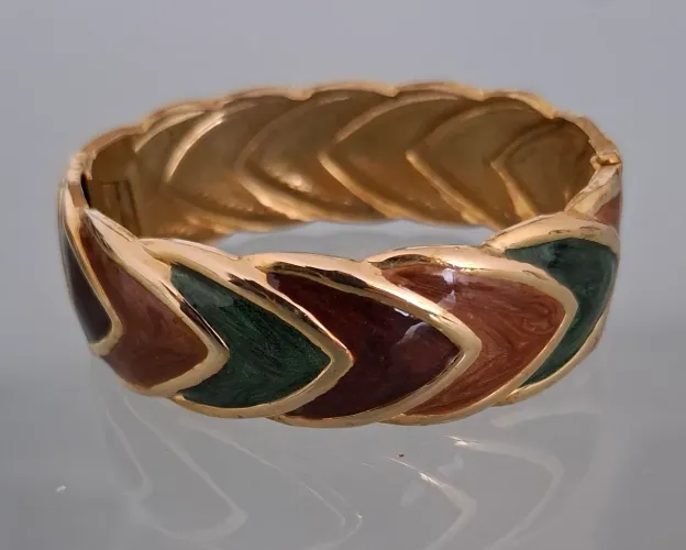Pulseira dourada com pintura esmaltada
