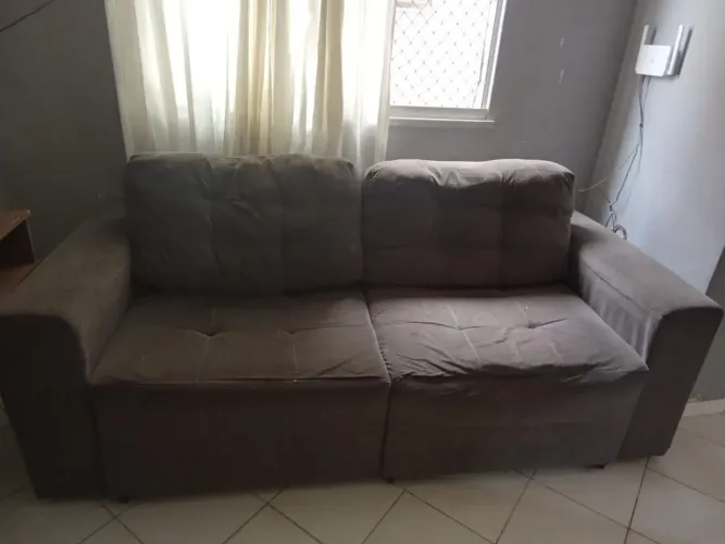 Sofá e painel de tv no precinho