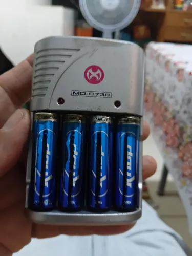 Carregador, com 4 baterias recarregável 65,00