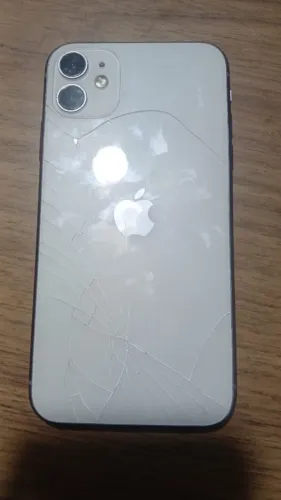 Vendo iPhone 11 com excelente espaço interno de 128 GB. O celular possui detalhes estético