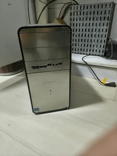 2 Gabinetes de PC para Retirada de Peças