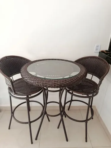 Conjunto mesa Bistrô com 2 cadeiras giratórias 