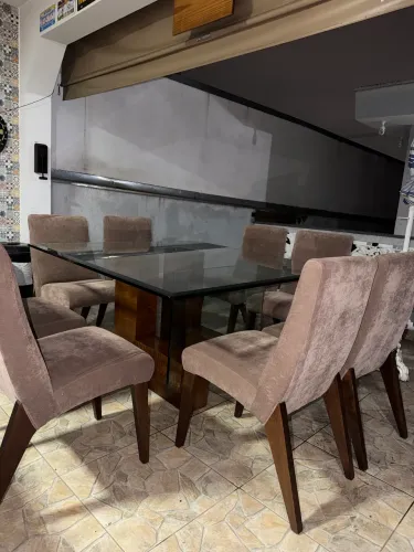 Mesa de 8 lugares com cadeiras 