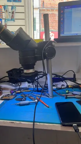 Microscópio binocular 