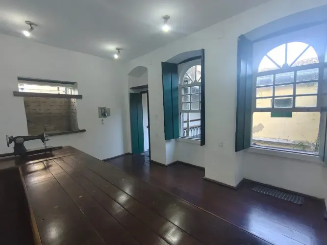 Casarão à Venda no Centro Histórico | Pelourinho | 2 salões amplos | 3/4 | 1 suíte | Depós