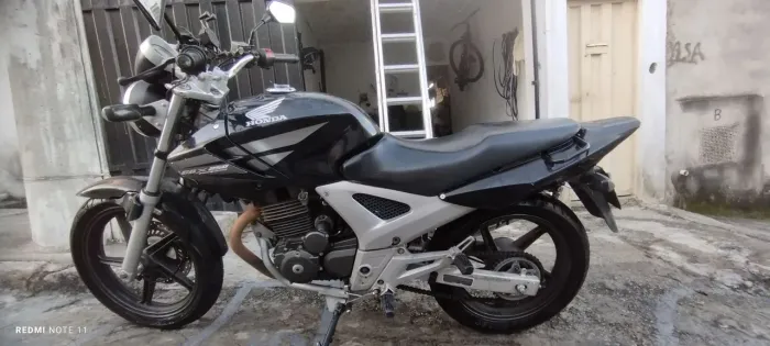 Vendo Twister,2006 modelo 2007R$6500 , abaixo do mercado,tem pequenos detalhes pra fazer